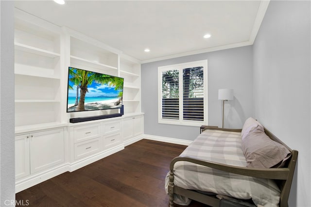 living area with recessed lighting, dark wood-style flooring, crown molding, and baseboards