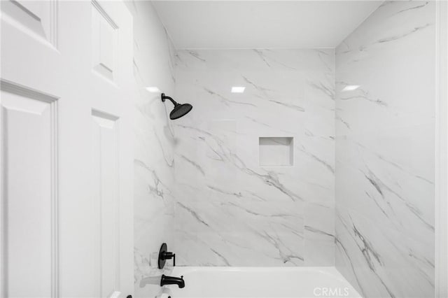 bathroom featuring tiled shower / bath combo