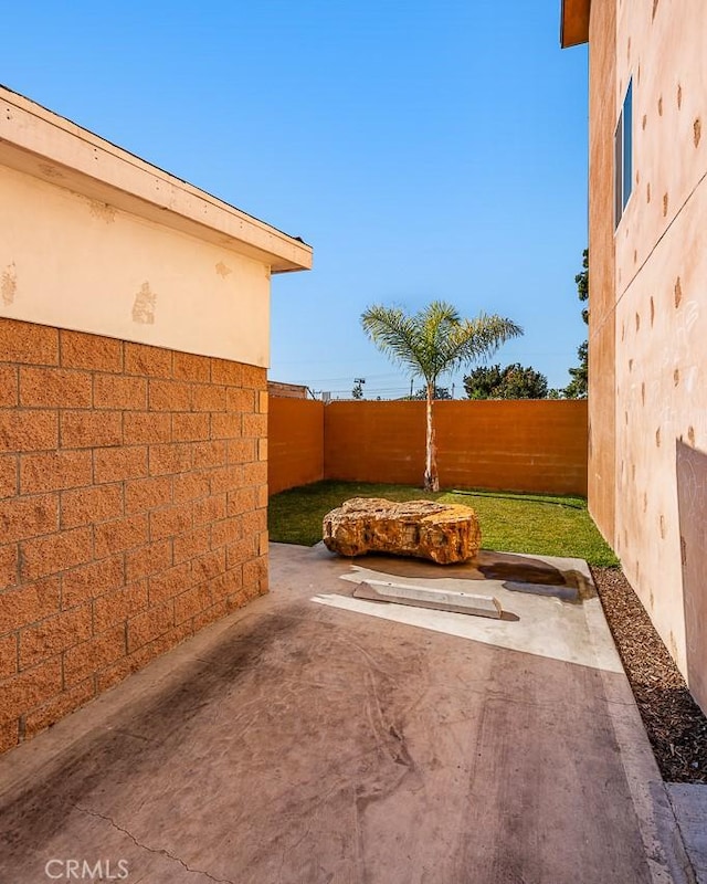 view of yard featuring a patio area