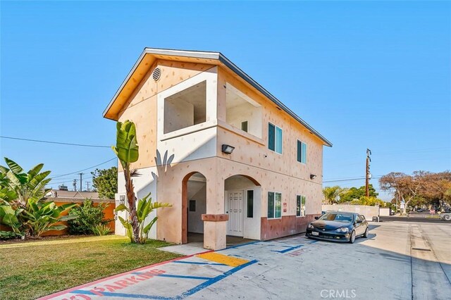 view of front of home featuring a front yard