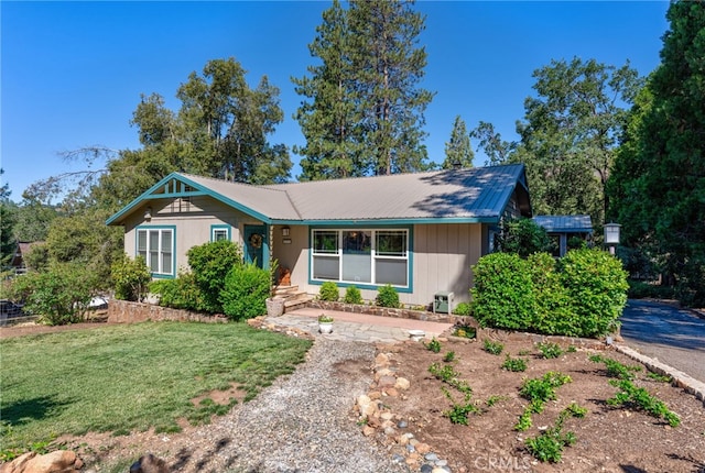 single story home featuring a front yard