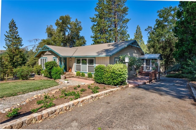 view of front of property featuring a front lawn