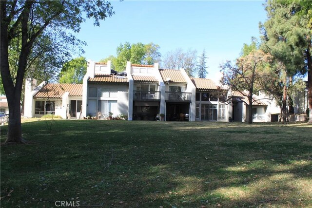 view of front facade with a front yard