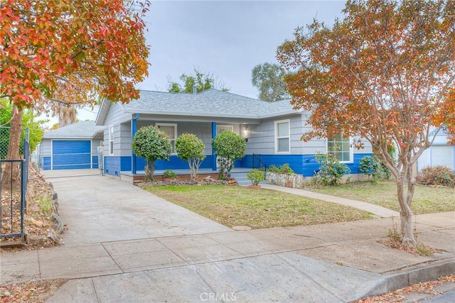 view of front facade featuring a garage and a front yard