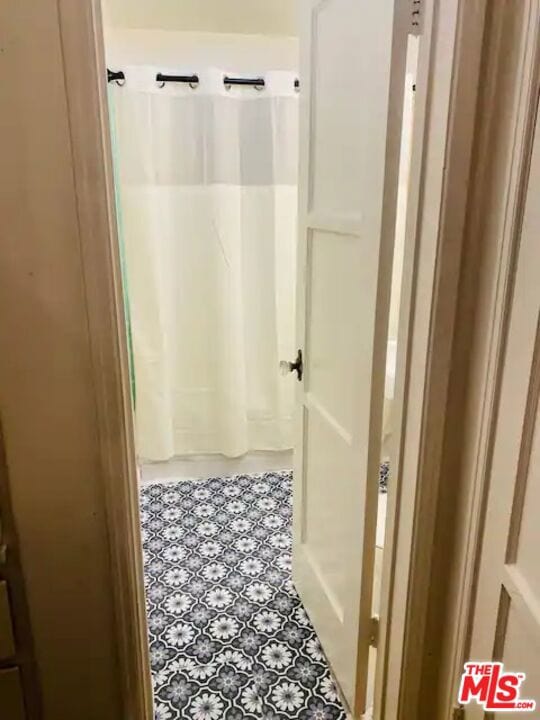 bathroom featuring a shower with curtain