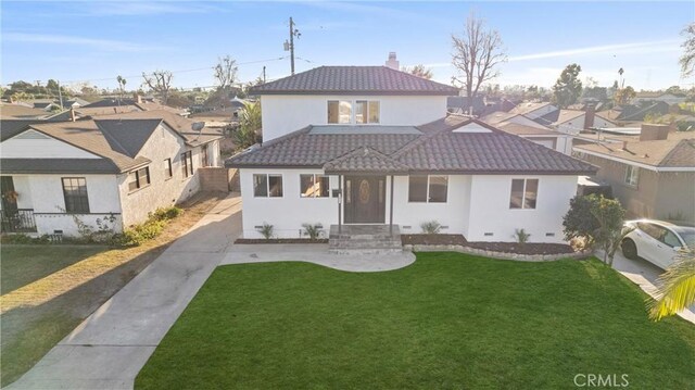 view of front of house featuring a front lawn