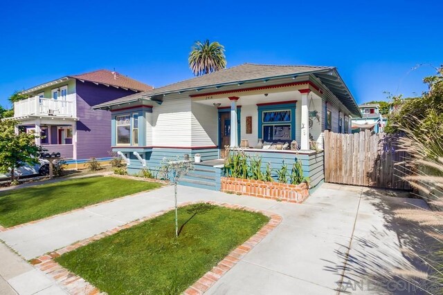 view of front of house featuring a porch and a front lawn