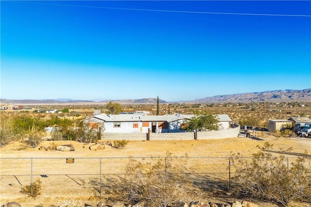 view of yard featuring a mountain view