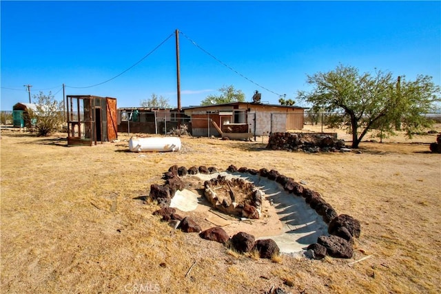 view of yard with an outdoor structure