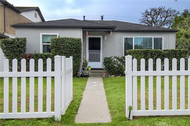 view of front of house with a front lawn