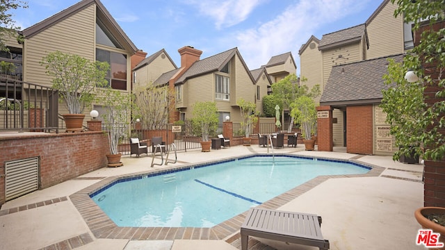 view of swimming pool featuring a patio