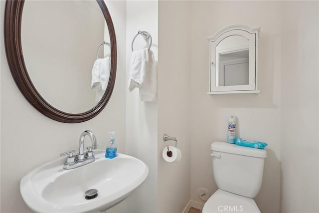 bathroom featuring toilet and sink