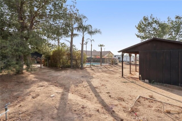 view of yard featuring an outdoor structure