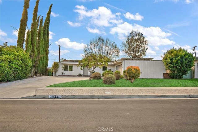 view of front of home featuring a front lawn