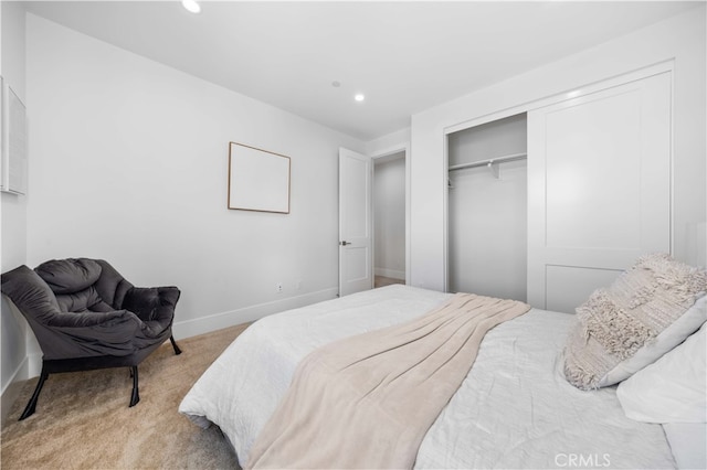 bedroom featuring carpet floors, baseboards, a closet, and recessed lighting