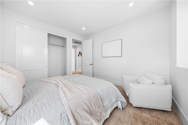 bedroom featuring visible vents, baseboards, a closet, and recessed lighting