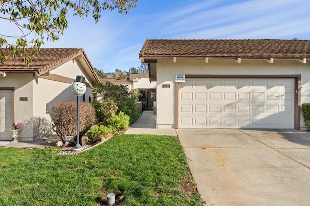 view of front of home featuring a front yard and a garage