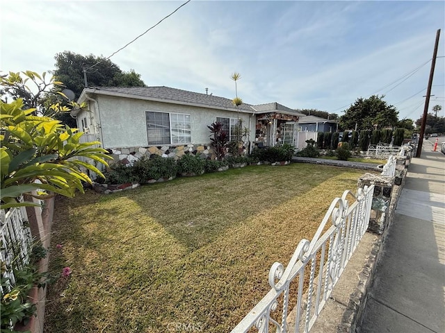 view of front of home featuring a front lawn