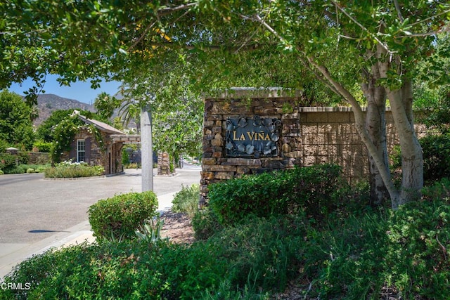 community / neighborhood sign featuring a mountain view