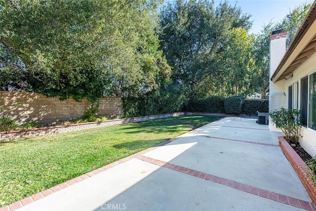 view of yard featuring a patio