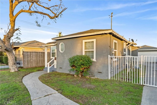 view of front of property featuring a front yard