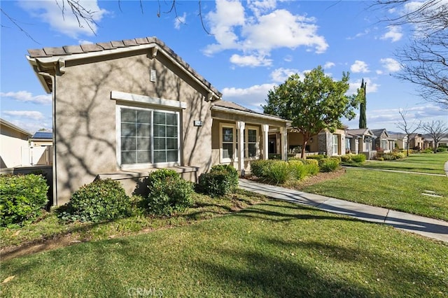 view of front of property featuring a front lawn