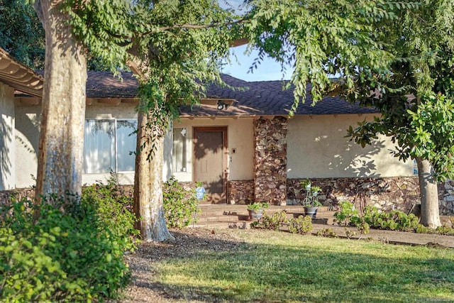 view of front of home with a front lawn