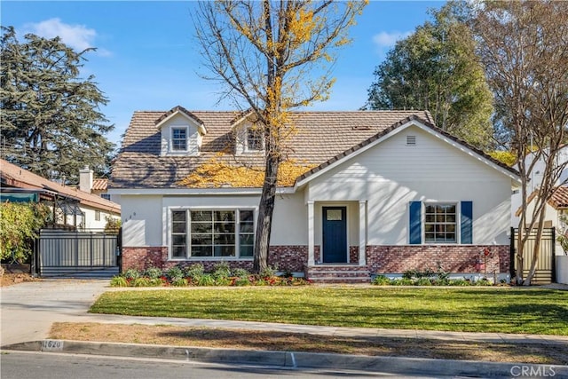 view of front of property featuring a front lawn