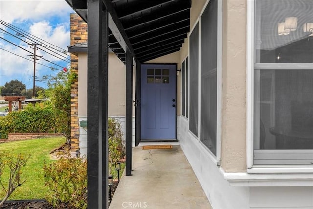 property entrance featuring stucco siding