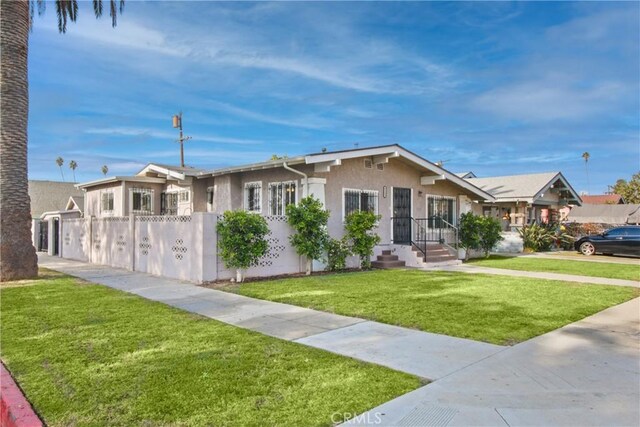 view of front of home featuring a front lawn