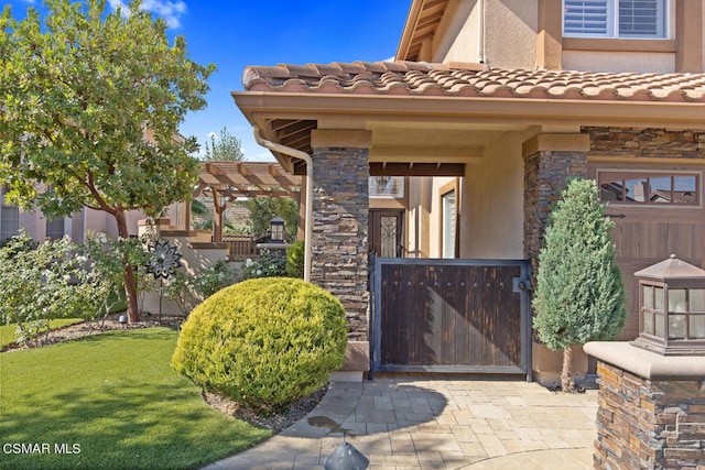 property entrance featuring a yard