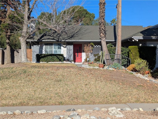 view of front of property featuring a front yard