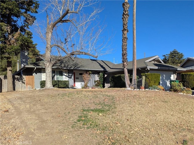 ranch-style house featuring a front yard