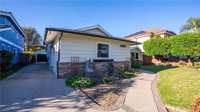 view of front of home with a front lawn