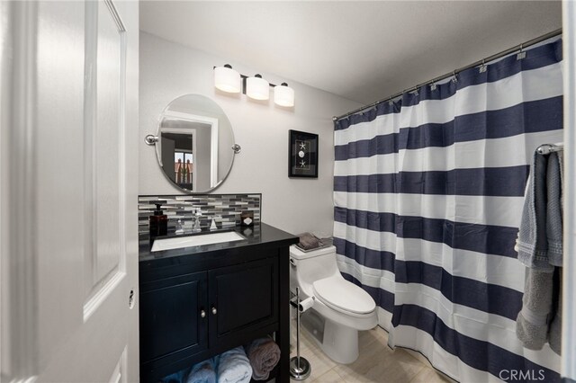 full bath featuring vanity, backsplash, toilet, and a shower with curtain