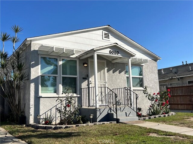 bungalow featuring a front yard