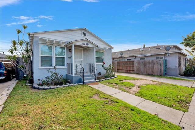 view of front facade with a front yard