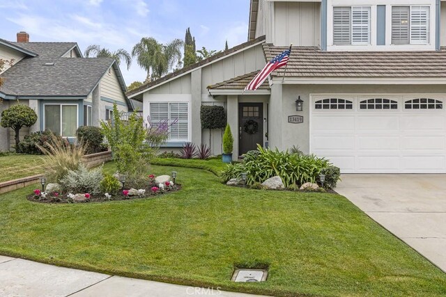 view of front of house featuring a front yard and a garage