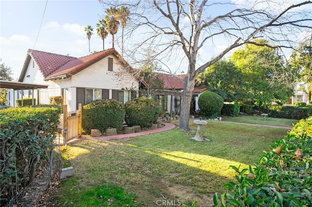 view of front facade with a front yard