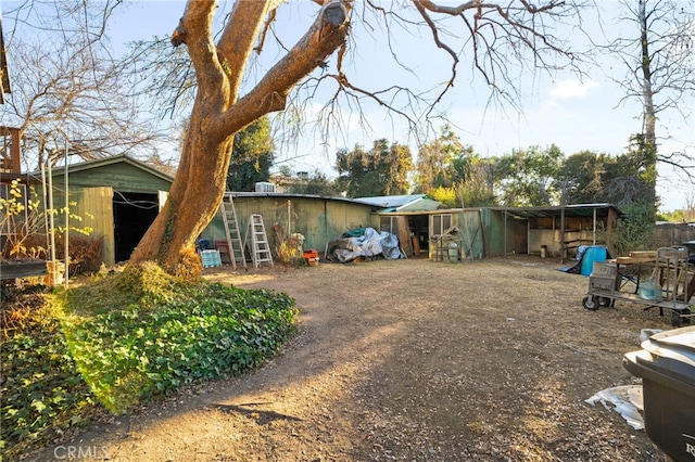 view of yard featuring an outbuilding