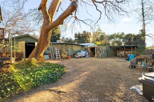 view of yard with an outbuilding