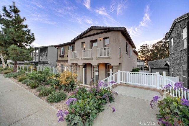 view of front of property featuring a balcony