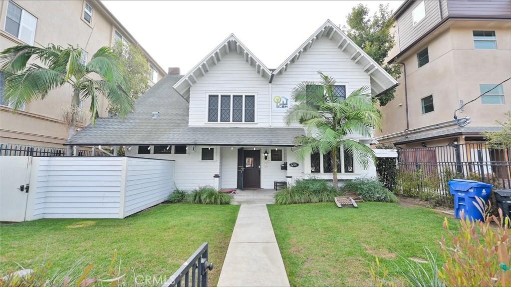 view of front of property with a front lawn