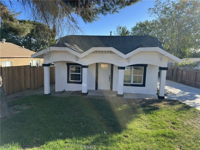 view of front of property with a front yard