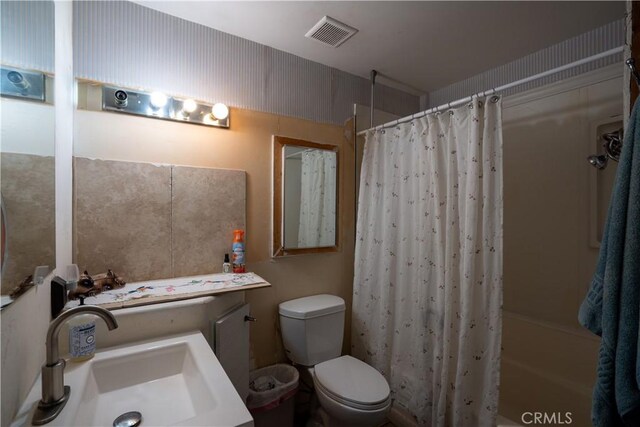 full bathroom with toilet, vanity, and shower / bath combo