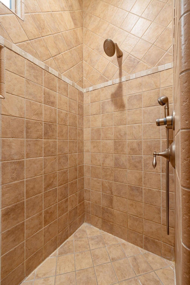 bathroom featuring a tile shower