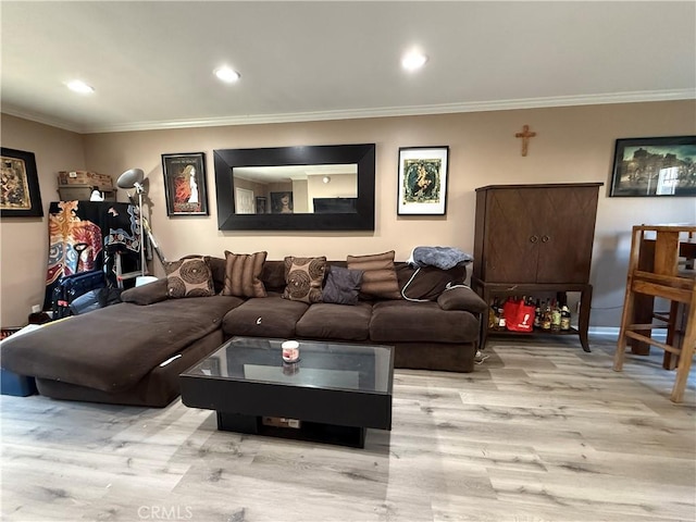 living room with light wood finished floors, crown molding, and recessed lighting