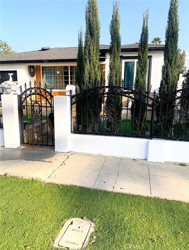 view of front of house featuring a front yard