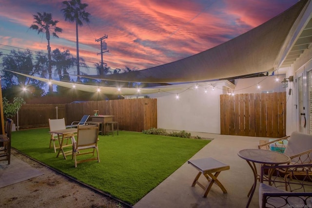 view of yard at dusk