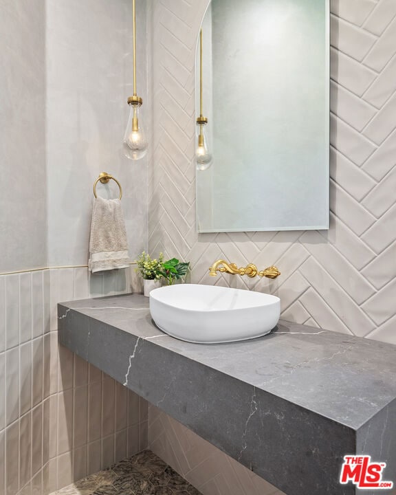 bathroom with sink and backsplash